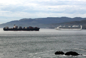 ships-crossing-past-the-Golden-Gate